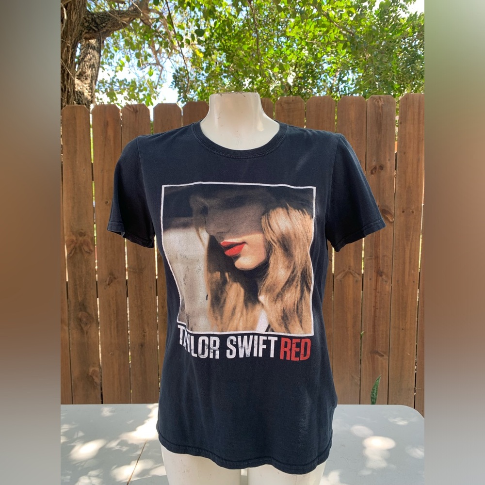 Vintage Taylor Swift tour tee size Small.